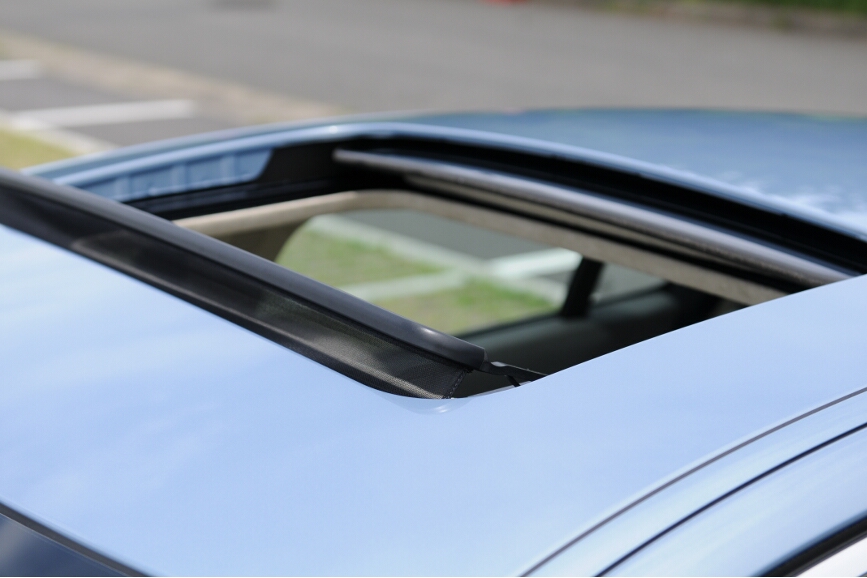 スライディングルーフはガラス。チルトも可能