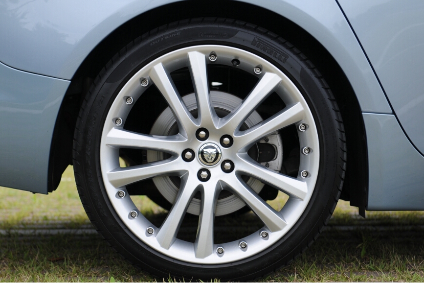 タイヤ＆ホイールはオプションの20インチ「Senta」アロイホイール。タイヤは前後とも255/35 ZR20のピレリP-ZEROを装着