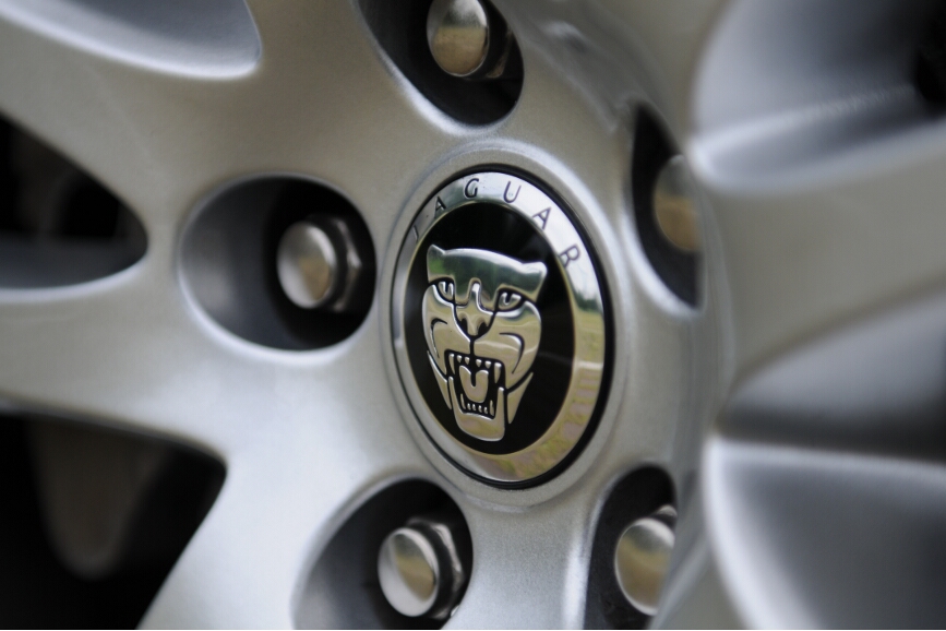 センターキャップにもジャガーのオーナメント