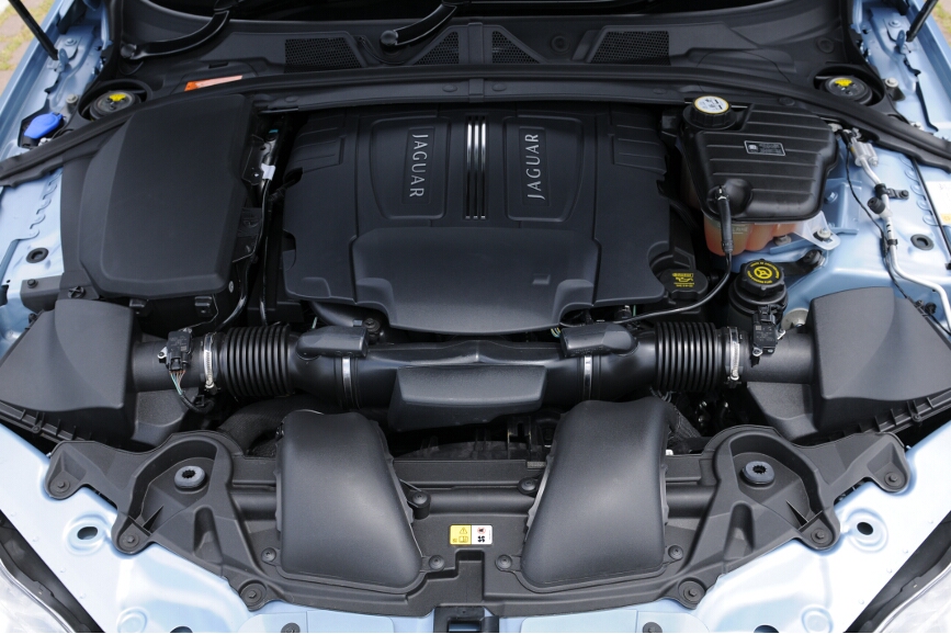 エンジンは5.0リッターV型8気筒 DOHCガソリンエンジン。283kW（385PS）の出力と515Nm（380lb-ft）の最大トルクを発生する