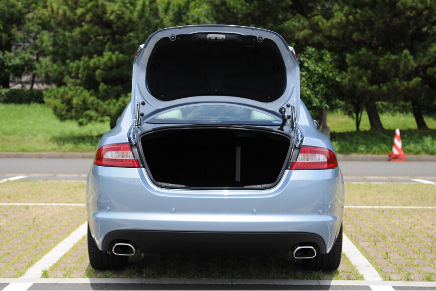 トランクリッドの開口部