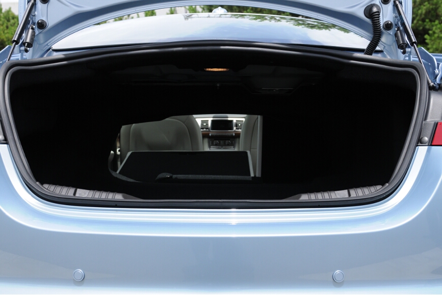 リアシートの背もたれを倒すことで長尺物の収容も可能