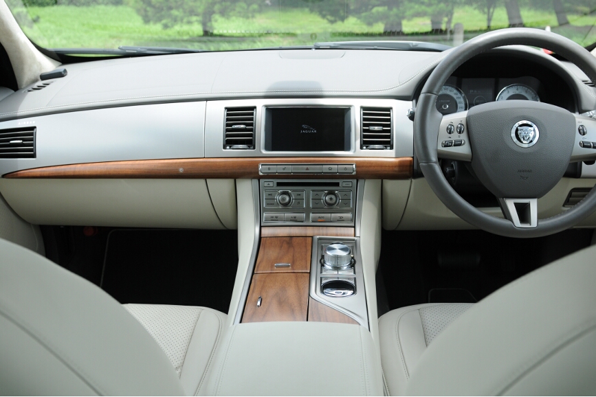 運転席は木目もあるが、アルミのメタリックも目立つ