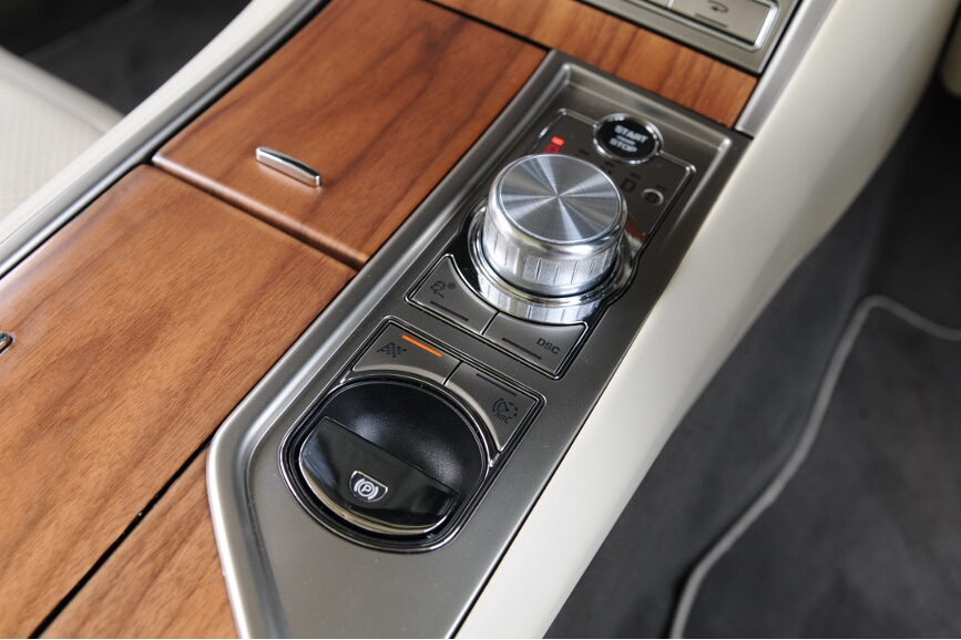 パーキングブレーキも電子スイッチ式