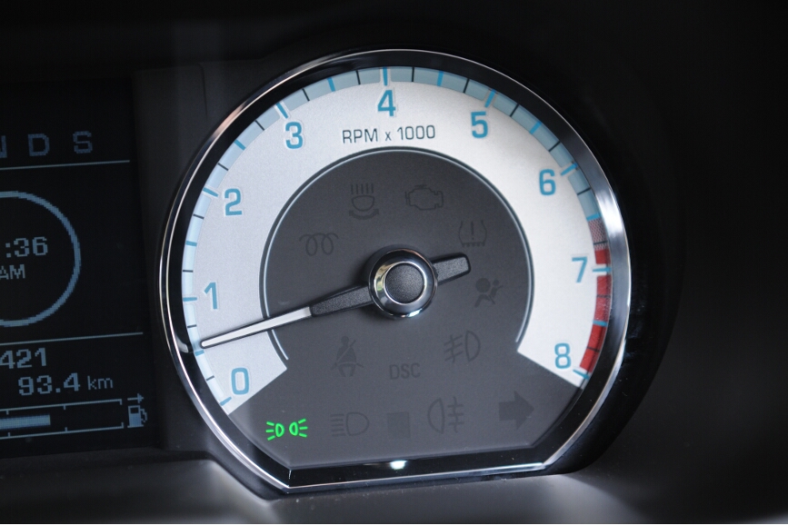 ライトを点灯させるとメーター内は薄いブルーに点灯する。室内も随所に同様に薄いブルーの明かりがともされる。