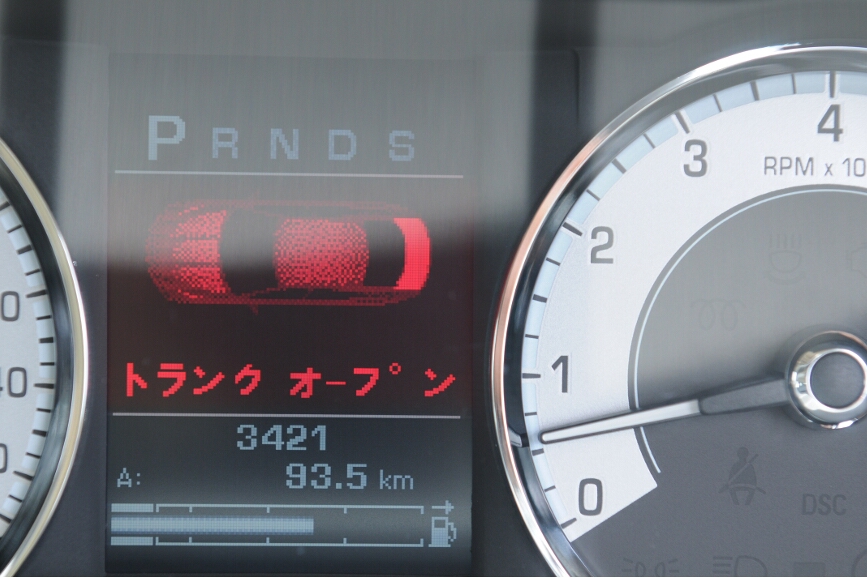 警告などは中央の液晶表示に色がつく