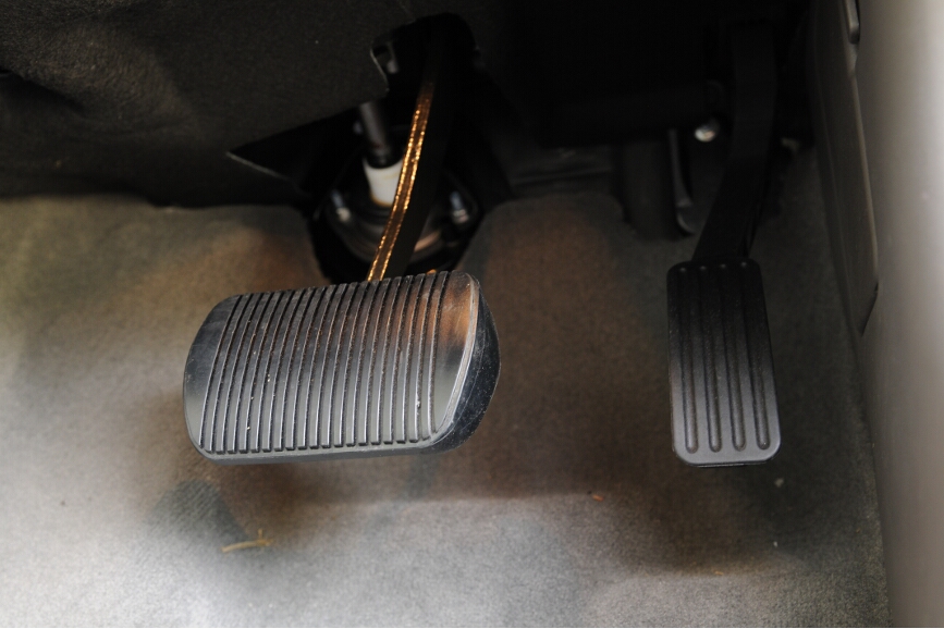 ATなので2ペダル