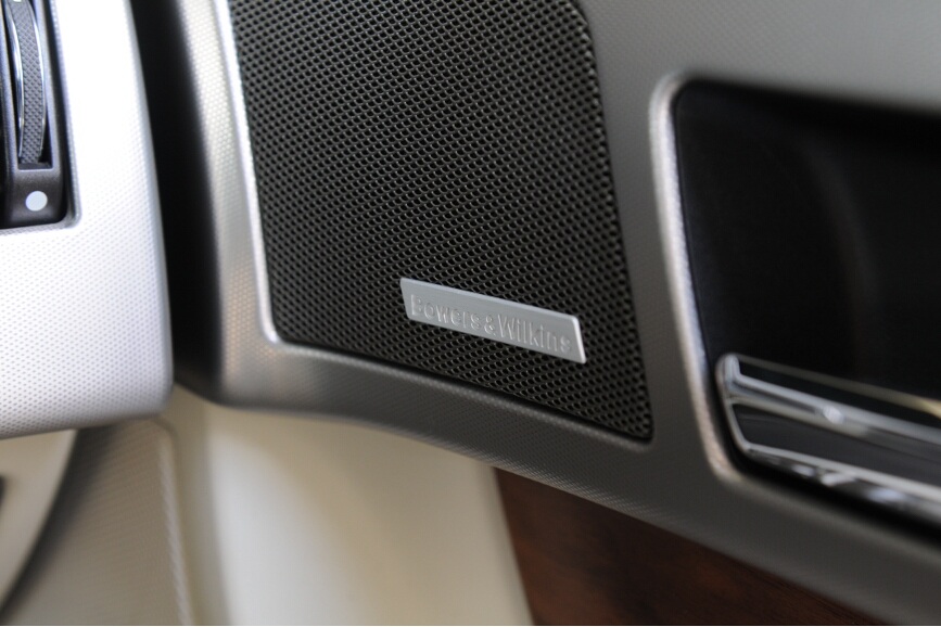 オーディオはBowers &amp; Wilkins。サラウンドサウンドシステムが標準装備