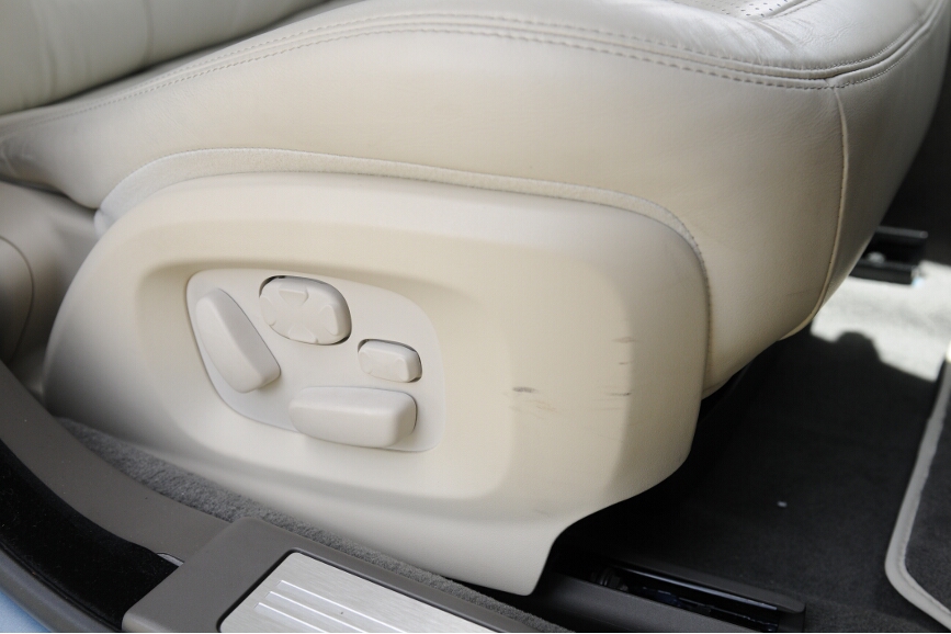 シートの調整はシート横のスイッチで行う