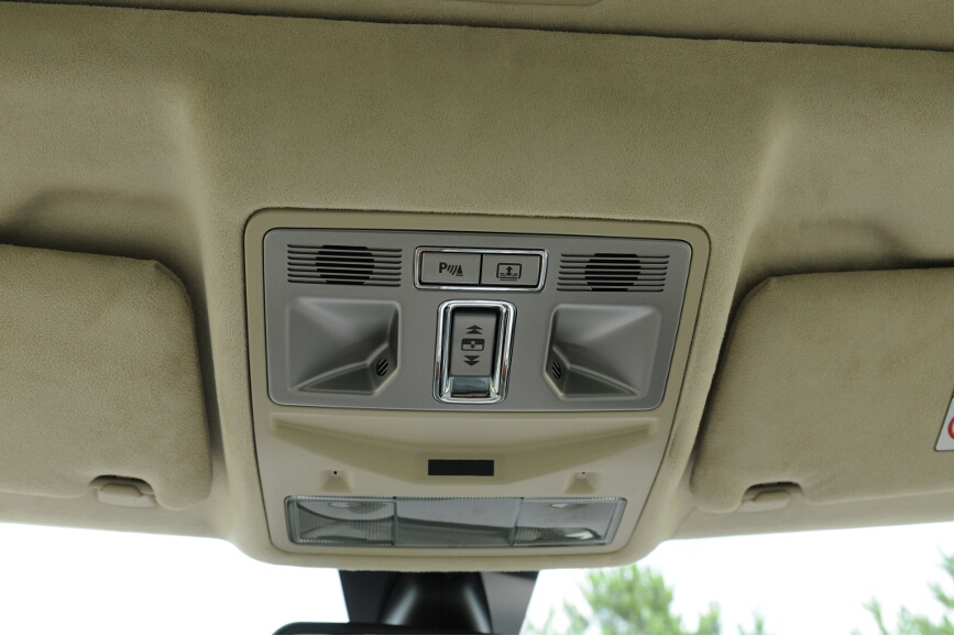 スライディングルーフの天井に操作ボタンがある。リアウインドーのシェードの操作ボタンもある