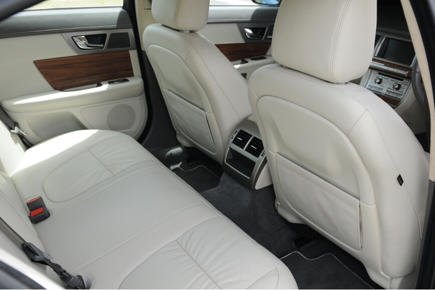 リアシートは適度な空間を持っている