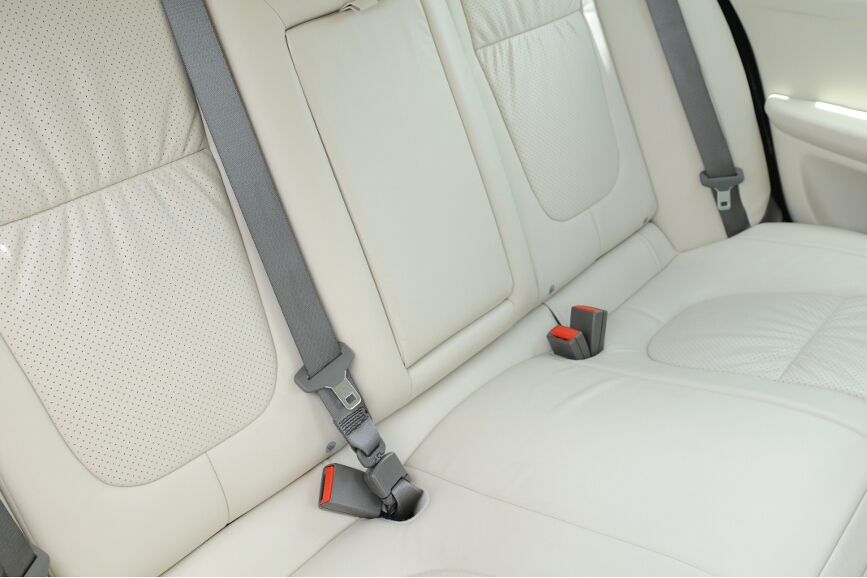 シートベルトバックル後部の切れ目の中にチャイルドシート固定用金具がある