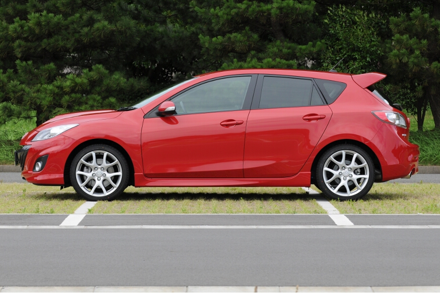 カラーはベロシティレッドマイカ。全長はノーマルに比べて20mm長い4510mm。全幅もノーマルよりも15mm大きい1770mm