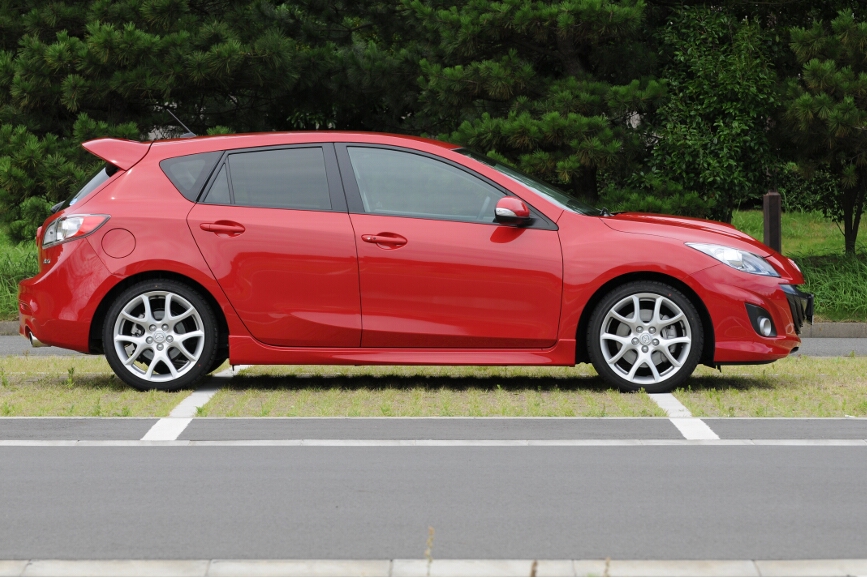 カラーはベロシティレッドマイカ。全長はノーマルに比べて20mm長い4510mm。全幅もノーマルよりも15mm大きい1770mm