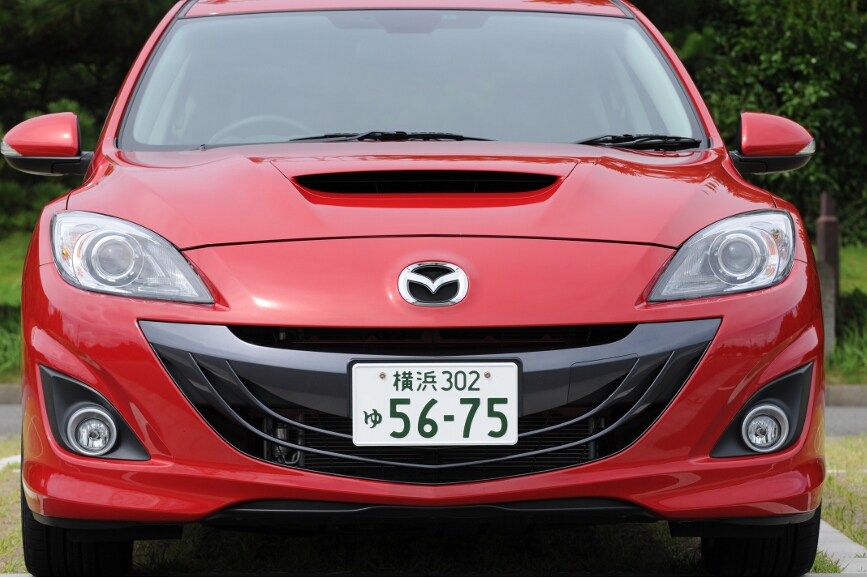 フロントまわりのノーマルとの差は、インタークーラーのためのエアインテークと、フォグランプまわりを中心とした形状変更