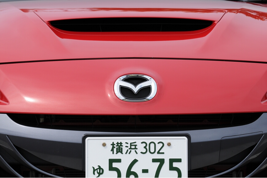 フロントまわりのノーマルとの差は、インタークーラーのためのエアインテークと、フォグランプまわりを中心とした形状変更