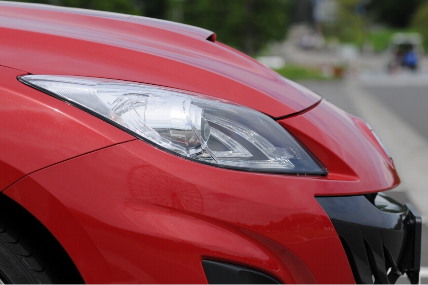 フロントまわりのノーマルとの差は、インタークーラーのためのエアインテークと、フォグランプまわりを中心とした形状変更