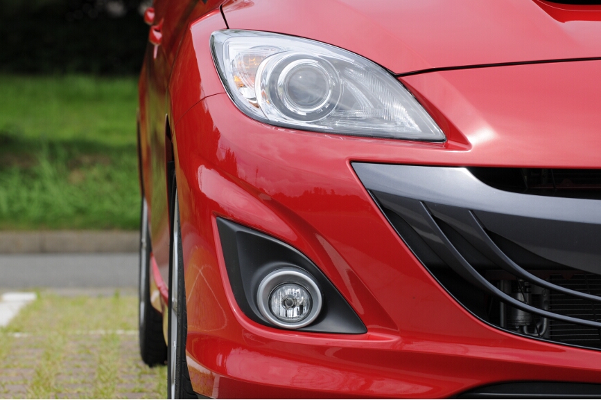 ヘッドライトはハイとローを切り替えるプロジェクタータイプのバイキセノン。フォグランプはその下につく