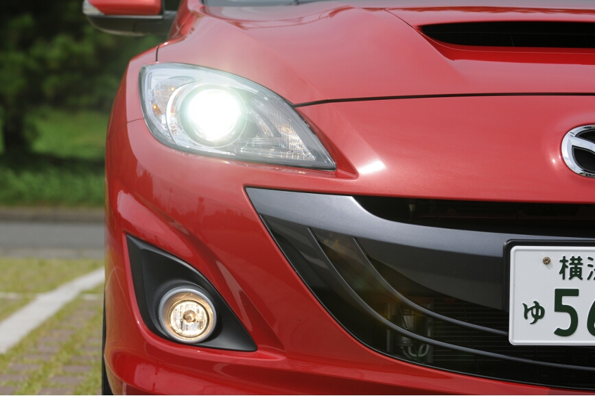 ヘッドライトはハイとローを切り替えるプロジェクタータイプのバイキセノン。フォグランプはその下につく