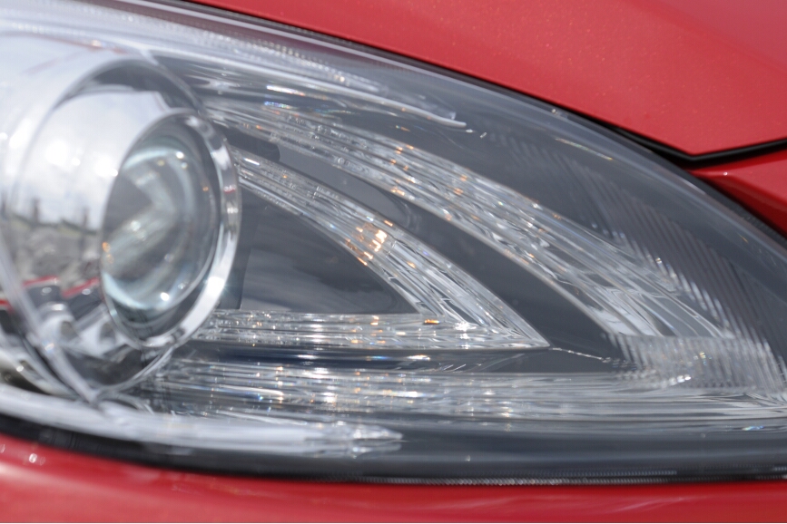 ヘッドライトはハイとローを切り替えるプロジェクタータイプのバイキセノン。フォグランプはその下につく