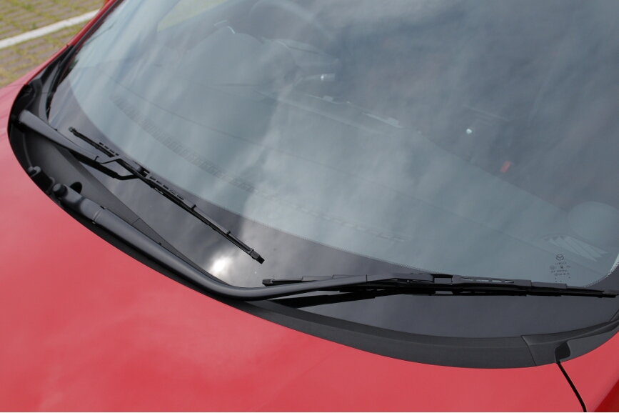 ワイパーは一般的な“トーナメント”タイプ