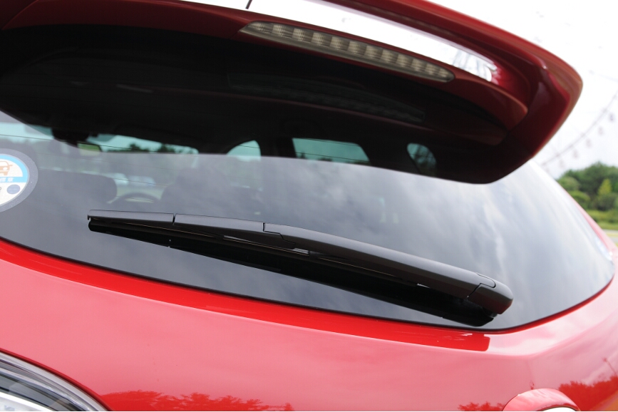 リアにもワイパーを装備