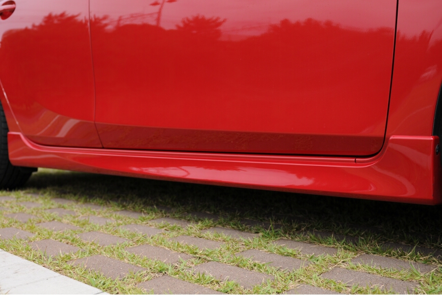 ボディー両サイドにサイドステップが装着される