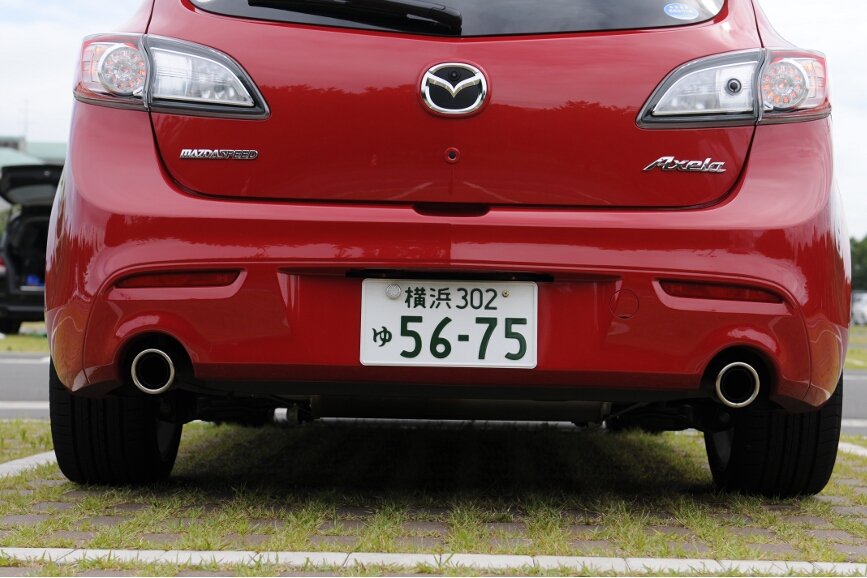 リアはマフラーは左右1本ずつの計2本出し