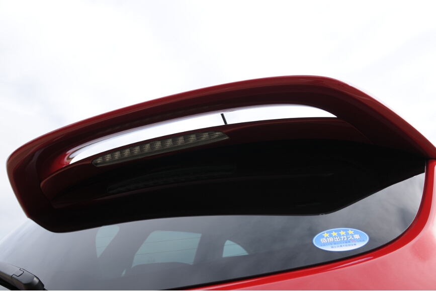 スポイラーにはLEDのハイマウントストップランプが付く