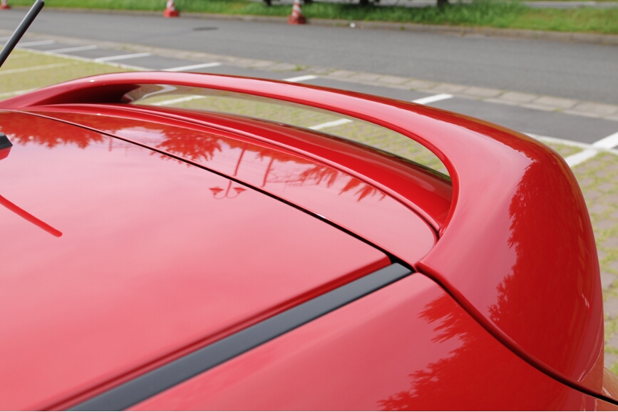 スポイラーはリアゲート上部に装着されるフローティングタイプ