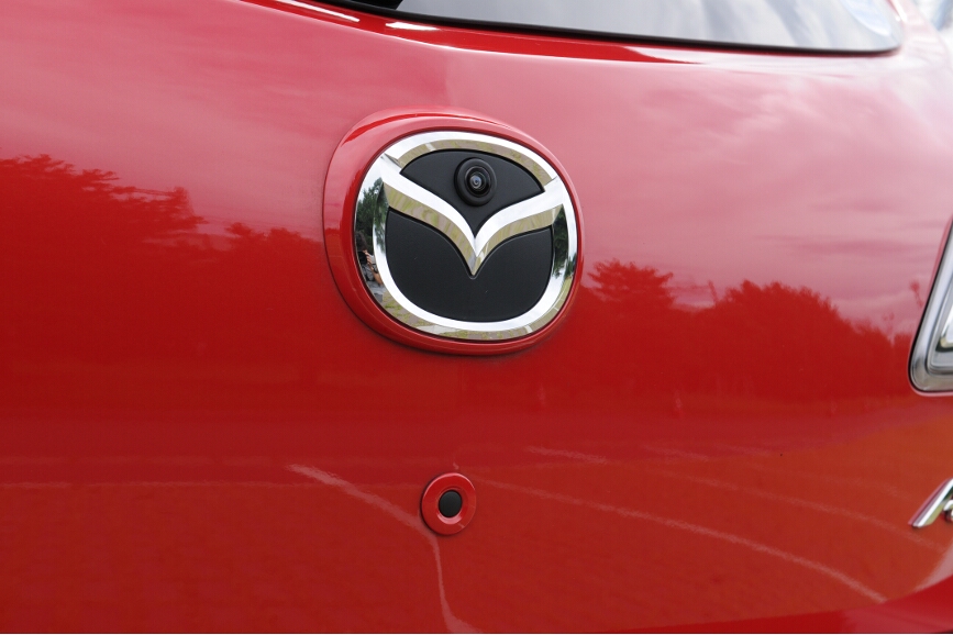 バックモニターのカメラはリアハッチのマツダのエンブレム内に隠してある