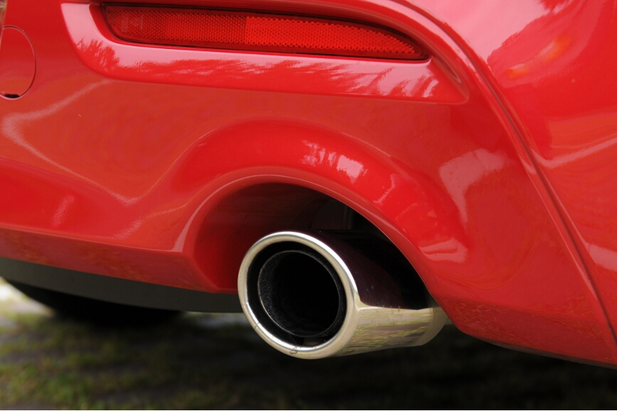 マフラーからの排気音は少々大きめ