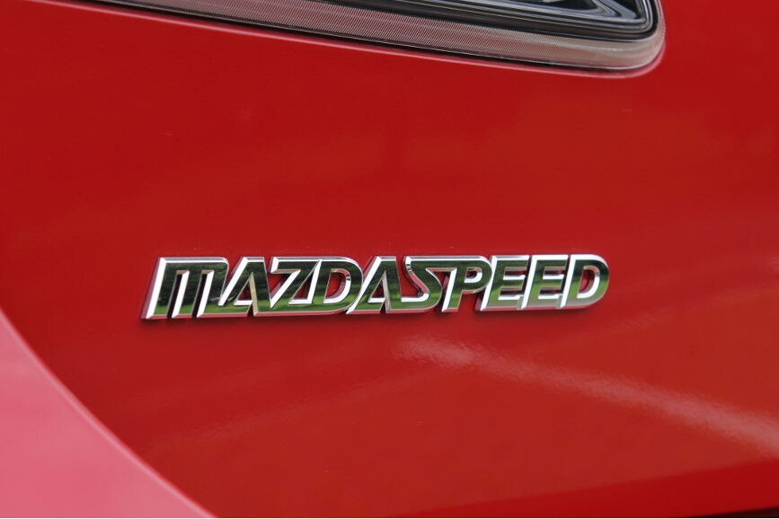 特別な性能を持つ印、マツダスピードのバッヂは左側。アクセラの車名バッチは右側にある。ラジオなどのアンテナはルーフに