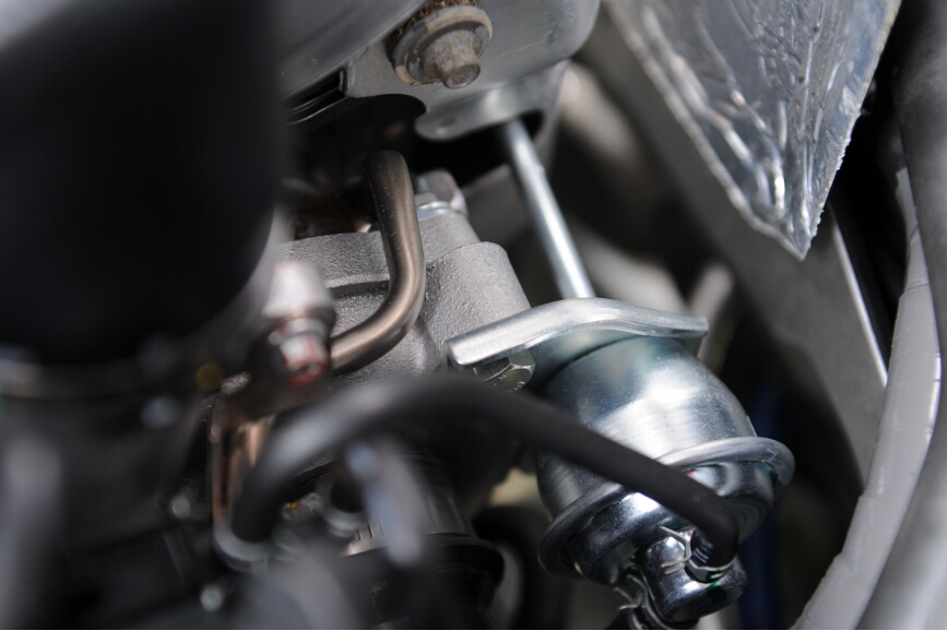 エンジンルームは上部に大型のインタークーラーが備えられているため、エンジンの様子はほとんど見えない。代わりにインタークーラーカバーにエンジンの仕様が記載される