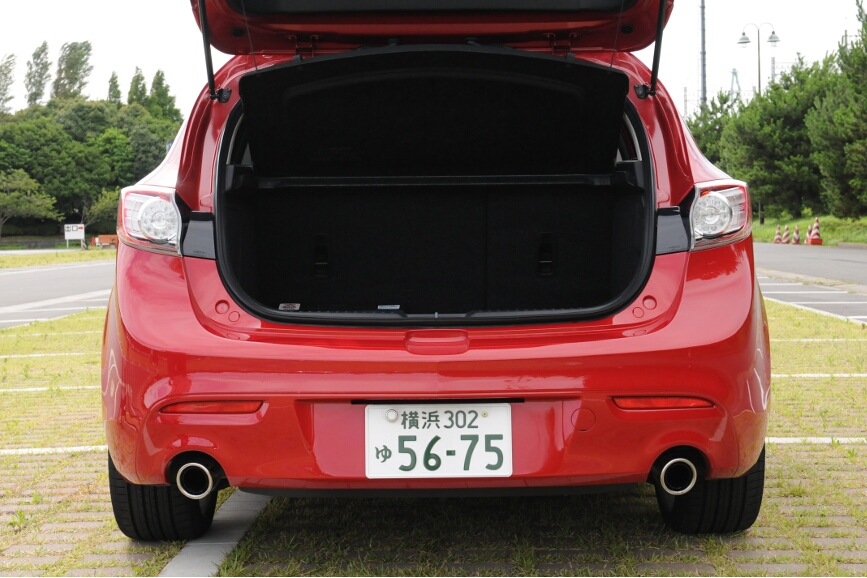 リアゲートを開けて、シートを倒せば広大な収納スペースとなる