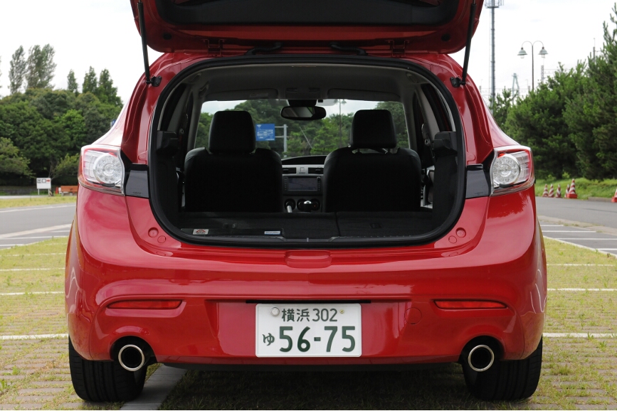 リアゲートを開けて、シートを倒せば広大な収納スペースとなる