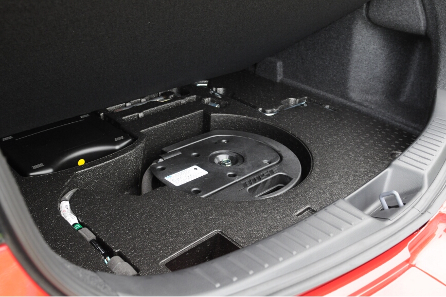 スペアタイヤのスペースにはオーディオのサブウーファーが鎮座する