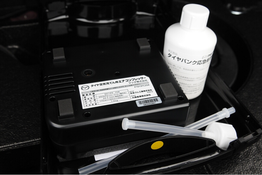 その代わりにパンクの簡易補修キットが搭載される