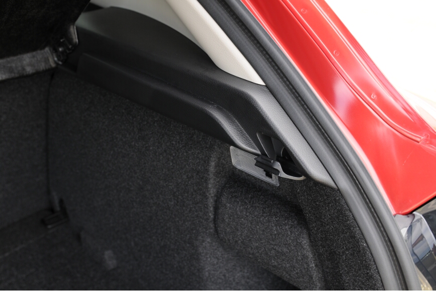 トランクルーム内には買い物袋フックのような便利装備もある