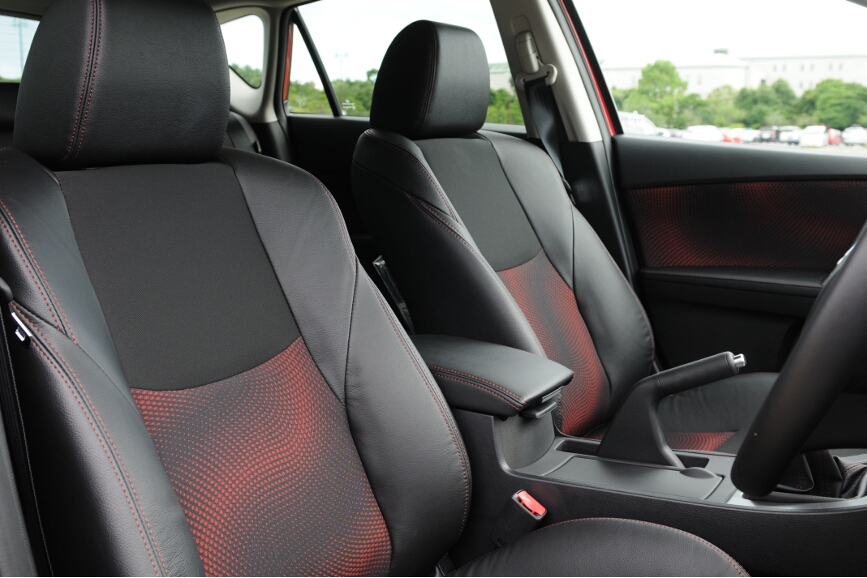 シートはマツダスピード専用タイプのハーフレザータイプ