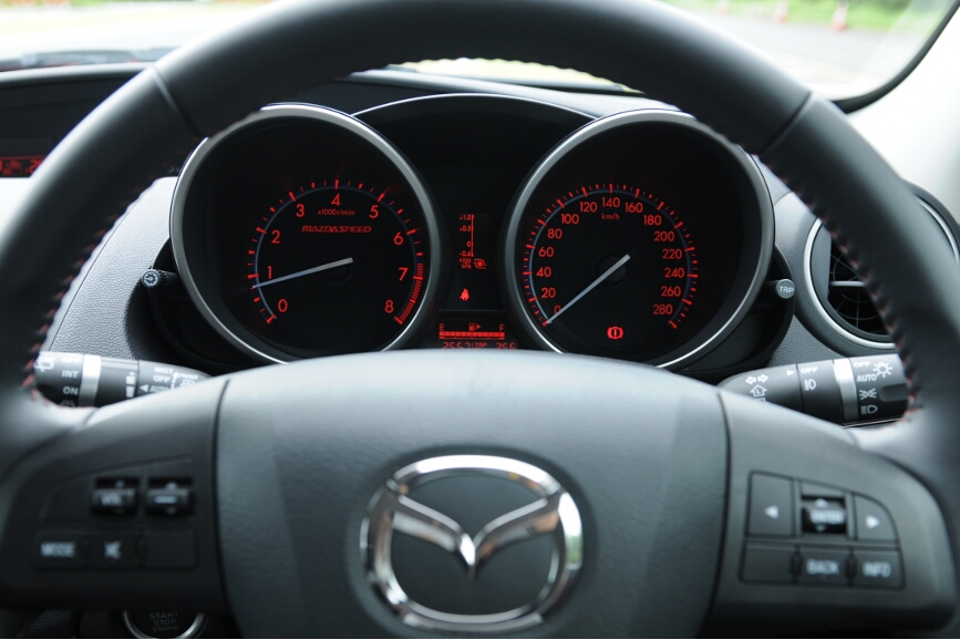 本革巻ステアリングホイールからは2連のメーターが覗く。照明はレッド