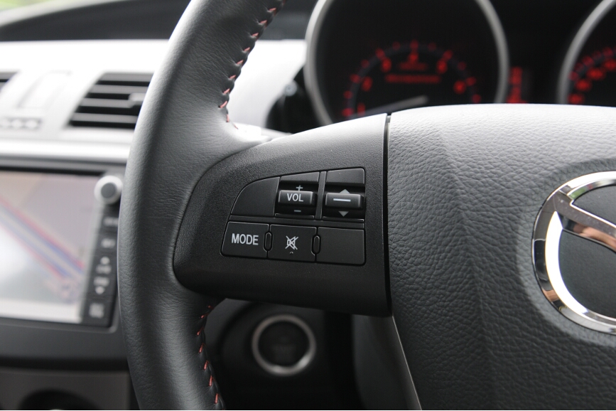 ステアリングホイールの左側は各種操作