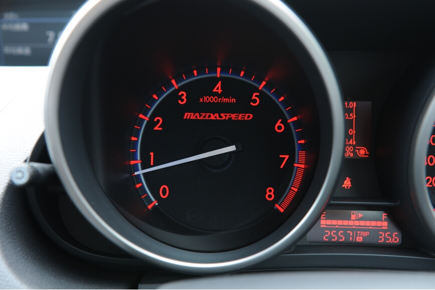 タコメーターには「MAZDA SPEED」のロゴが入る