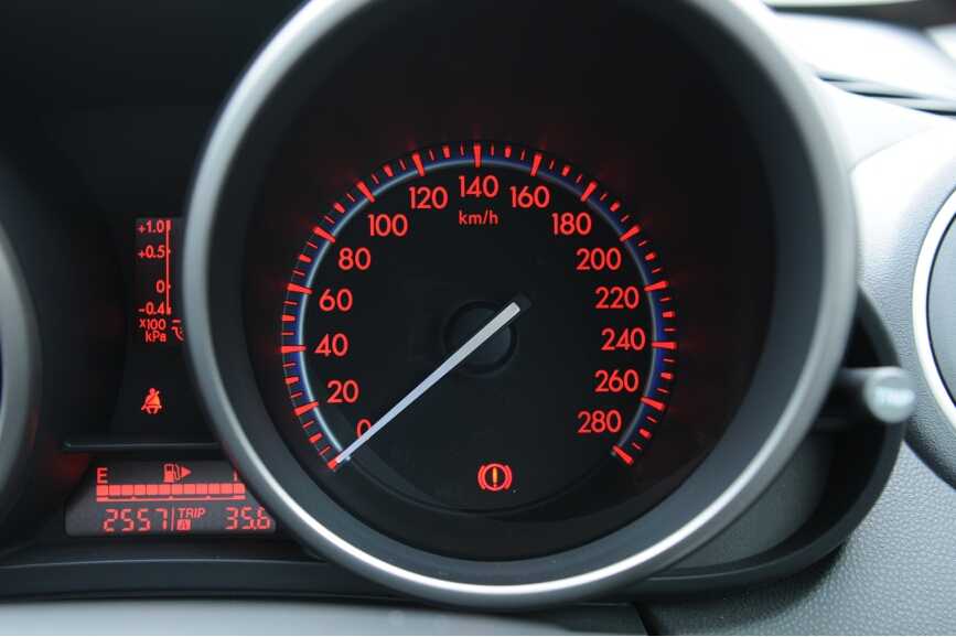 スピードメーターは280km/hまで刻まれる