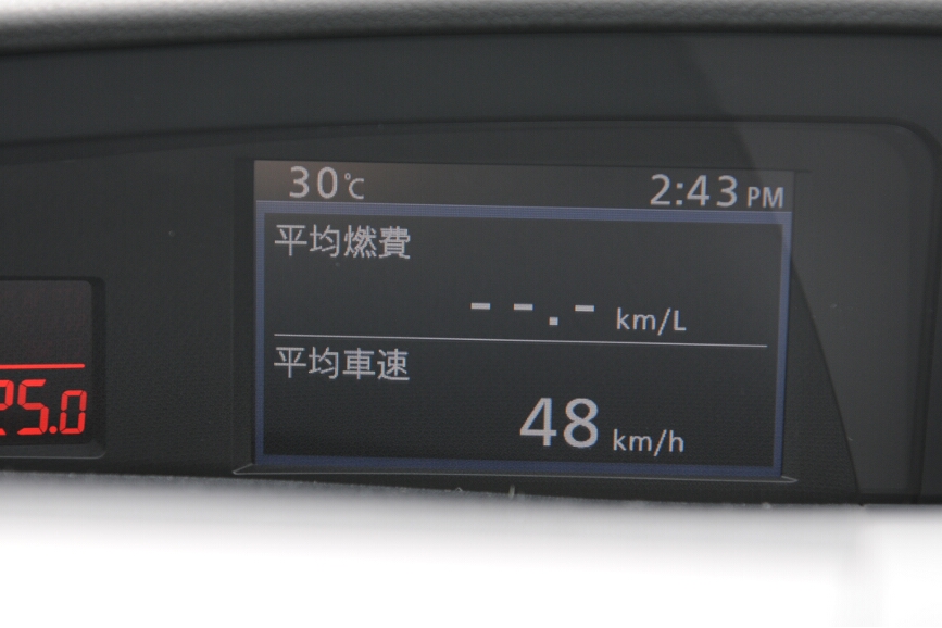 燃費表示もでき、i-stopのないマツダスピード・アクセラでもエコロジーな運転を心がけることも可能