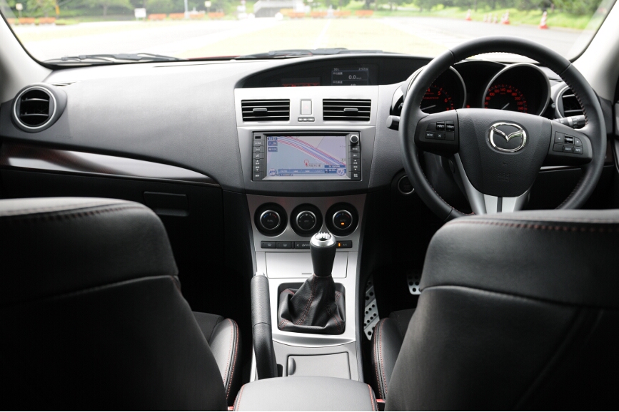 コクピットまわりはブラック基調だが、薄暗い印象はない