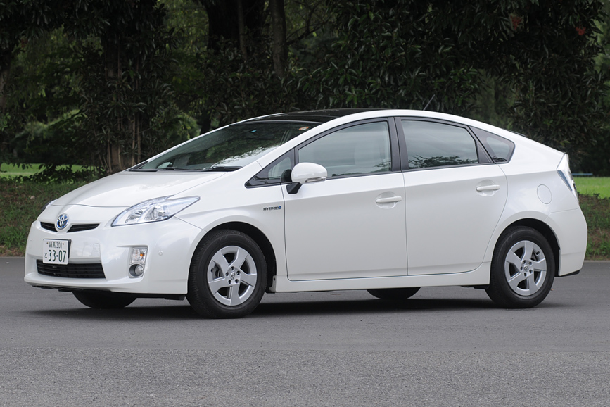 燃費向上のため空気抵抗の低減を考慮したワンモーションシェイプが特徴。メーカーは“トライアングルシルエット”と呼んでいる。ホイールまわりの整流効果を上げるため、バンパーサイド面は直立した壁のようになっている。Cd値は0.25。それでいて全体としては陶器のような質感を目指し、滑らかな凹凸の変化とシャープなエッジを際だたせたデザインとしている