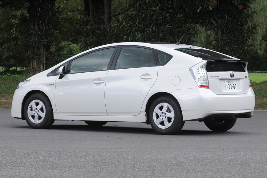 燃費向上のため空気抵抗の低減を考慮したワンモーションシェイプが特徴。メーカーは“トライアングルシルエット”と呼んでいる。ホイールまわりの整流効果を上げるため、バンパーサイド面は直立した壁のようになっている。Cd値は0.25。それでいて全体としては陶器のような質感を目指し、滑らかな凹凸の変化とシャープなエッジを際だたせたデザインとしている