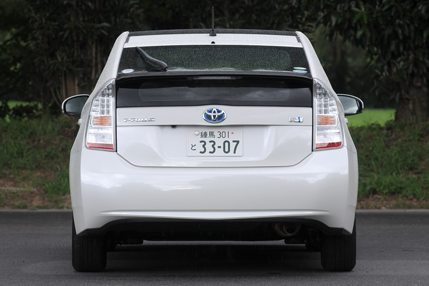 燃費向上のため空気抵抗の低減を考慮したワンモーションシェイプが特徴。メーカーは“トライアングルシルエット”と呼んでいる。ホイールまわりの整流効果を上げるため、バンパーサイド面は直立した壁のようになっている。Cd値は0.25。それでいて全体としては陶器のような質感を目指し、滑らかな凹凸の変化とシャープなエッジを際だたせたデザインとしている