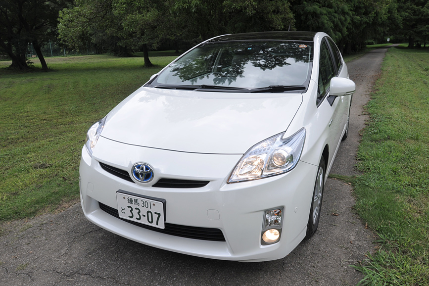 燃費向上のため空気抵抗の低減を考慮したワンモーションシェイプが特徴。メーカーは“トライアングルシルエット”と呼んでいる。ホイールまわりの整流効果を上げるため、バンパーサイド面は直立した壁のようになっている。Cd値は0.25。それでいて全体としては陶器のような質感を目指し、滑らかな凹凸の変化とシャープなエッジを際だたせたデザインとしている